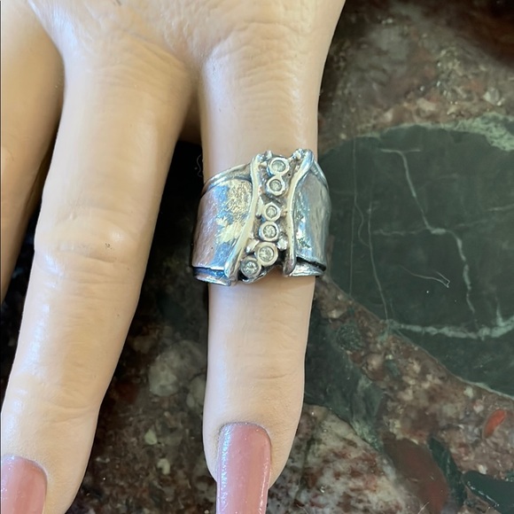 Elegant Silver Ring with Crystal Accents - Picture 1 of 3
